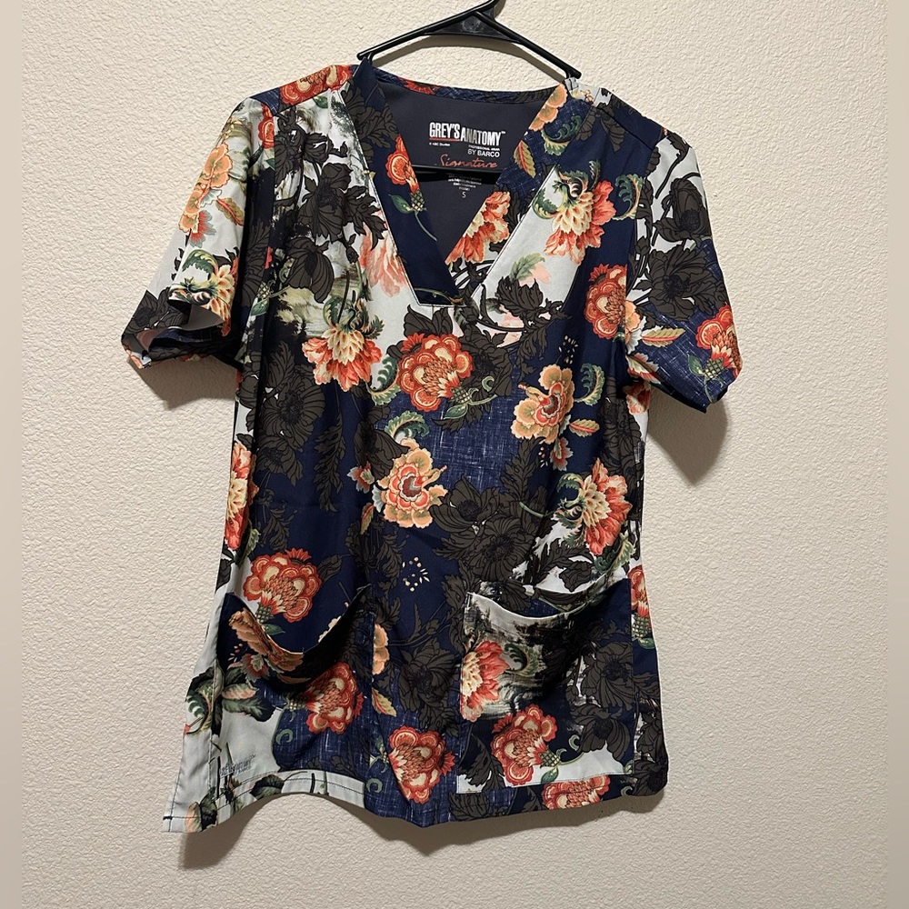 nwot greys anatomy floral scrub top